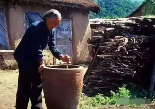 帶城裡女友回家看望生病母親,清晨聽到廚房有聲音,悄悄一看哭了
