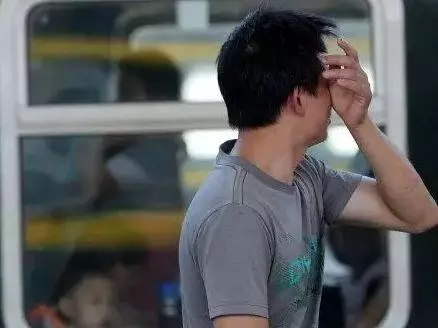 帶城裡女友回家看望生病母親,清晨聽到廚房有聲音,悄悄一看哭了