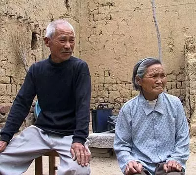 母親來家送臘腸,走時老婆給她箱蛋糕,回去後她在電話里哭成淚人
