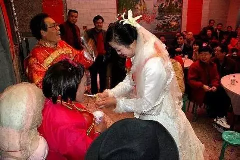 不顧哥哥反對遠嫁,孩子出生嫂子來探望,打開她的包裹淚如雨下