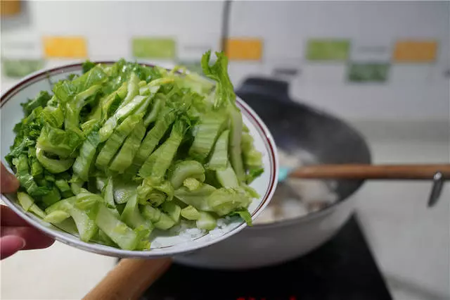 芥菜腊味炒飯,菜與飯綠與白,香嫩又鮮鮮~