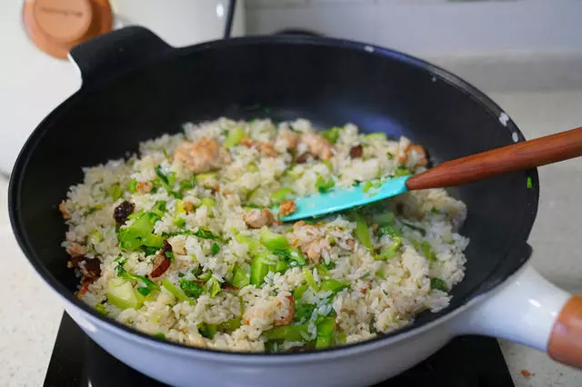芥菜腊味炒飯,菜與飯綠與白,香嫩又鮮鮮~