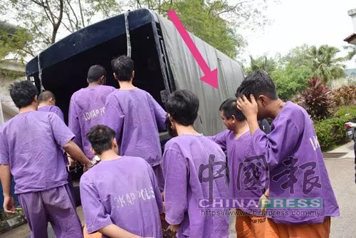 敢敢倒車亂撞 Part 4 貨卡司機被控破壞他人財物