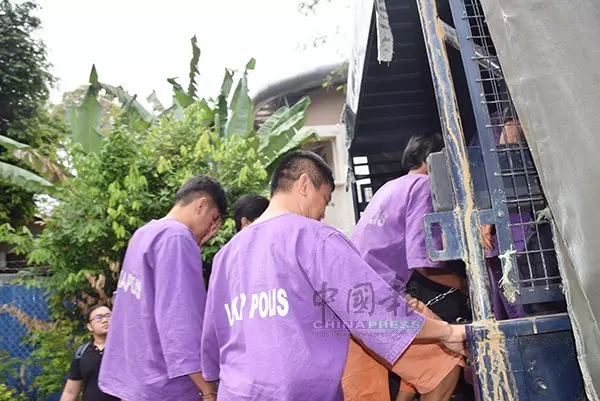 敢敢倒車亂撞 Part 4 貨卡司機被控破壞他人財物