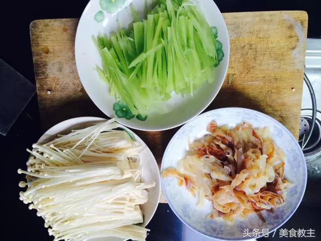 這三樣食材一起拌,爽口開胃有營養,我家隔三差五就做一次,每次都光碟!