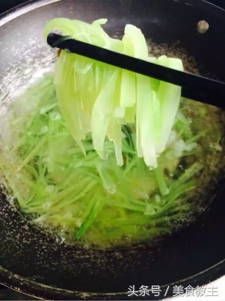 這三樣食材一起拌,爽口開胃有營養,我家隔三差五就做一次,每次都光碟!