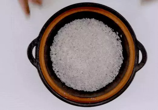 媽媽煮米飯裡放入生肉,鄰居們都來學習,出鍋後一鍋不夠吃