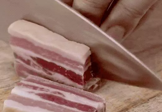 媽媽煮米飯裡放入生肉,鄰居們都來學習,出鍋後一鍋不夠吃