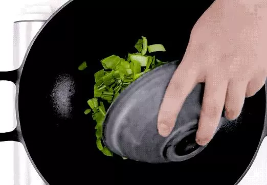 媽媽煮米飯裡放入生肉,鄰居們都來學習,出鍋後一鍋不夠吃