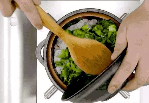 媽媽煮米飯裡放入生肉,鄰居們都來學習,出鍋後一鍋不夠吃