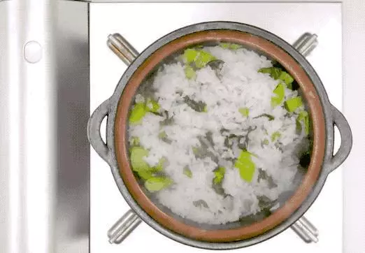 媽媽煮米飯裡放入生肉,鄰居們都來學習,出鍋後一鍋不夠吃
