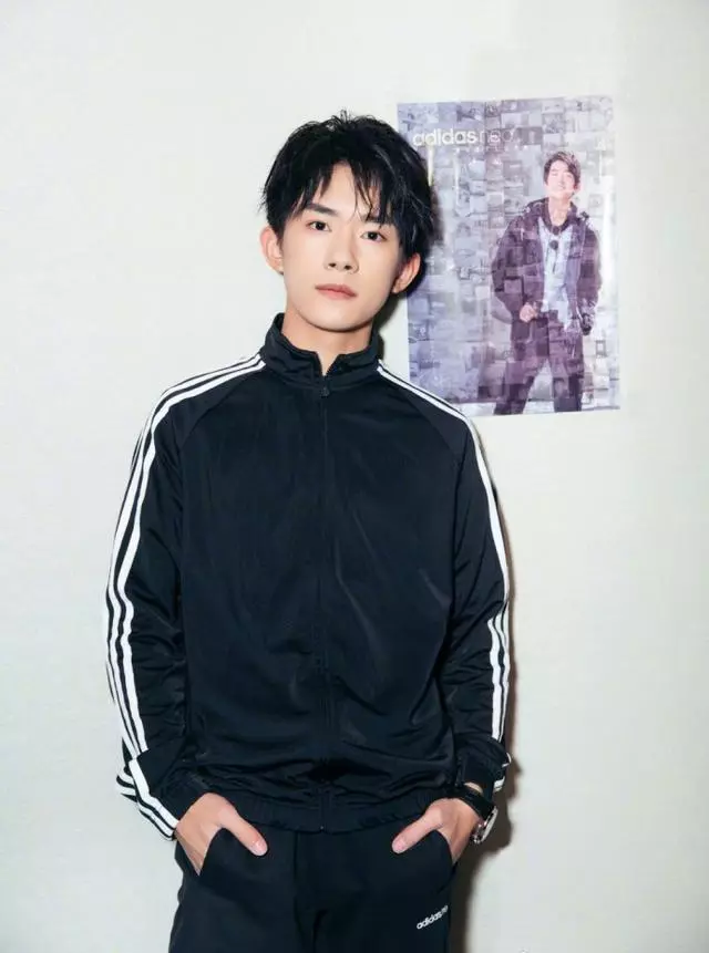 以前看他嫌他丑,如今追他追成狗,這是不是你曾經嫌棄過得明星!