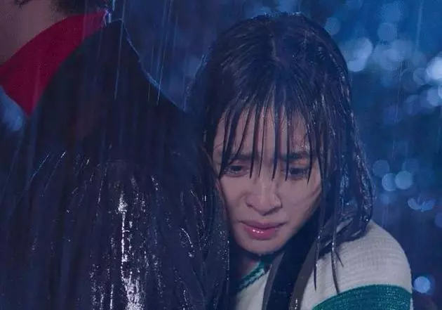 淋了個雨沈月就被打回原形,面對質疑,她發微博力證自己的初戀臉
