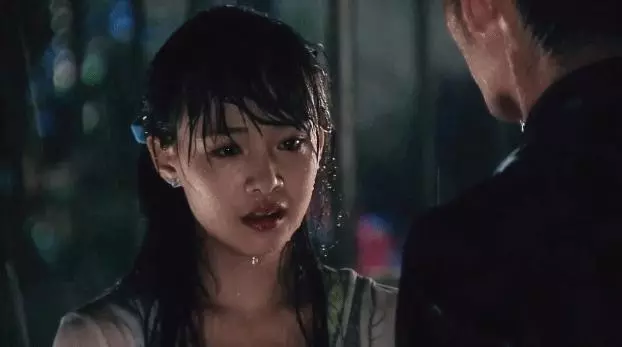淋了個雨沈月就被打回原形,面對質疑,她發微博力證自己的初戀臉