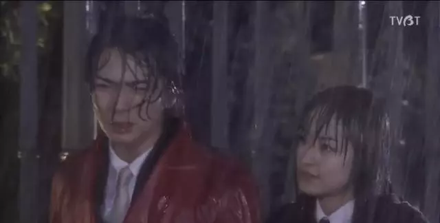 淋了個雨沈月就被打回原形,面對質疑,她發微博力證自己的初戀臉
