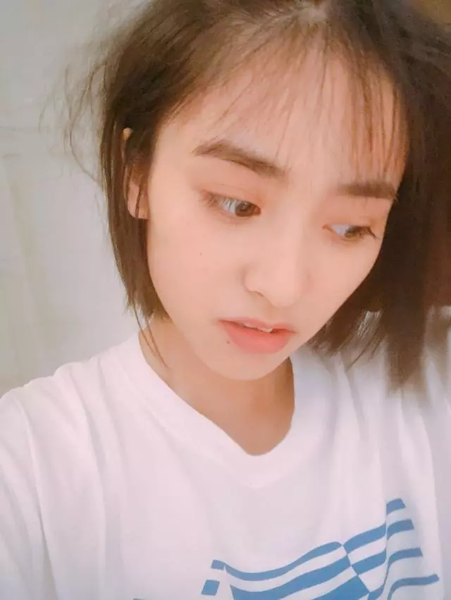 淋了個雨沈月就被打回原形,面對質疑,她發微博力證自己的初戀臉