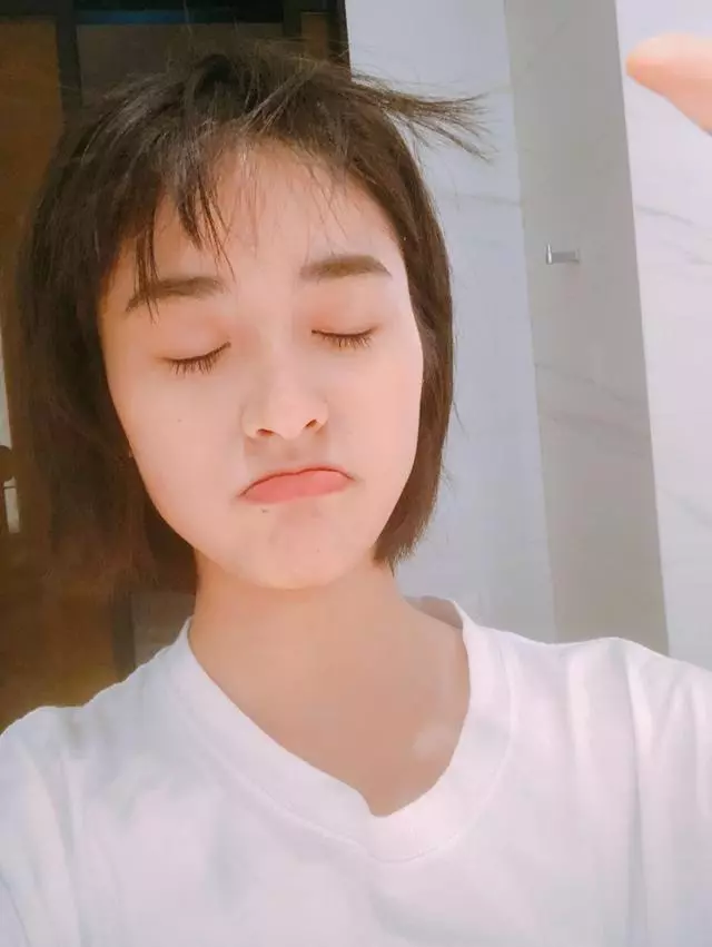 淋了個雨沈月就被打回原形,面對質疑,她發微博力證自己的初戀臉