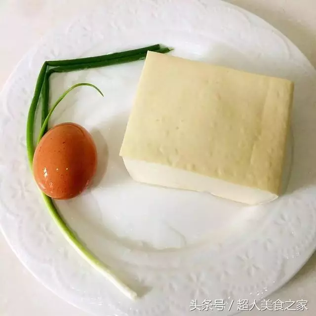 2個雞蛋,一塊豆腐,已經超越了大魚大肉,一般人不會做