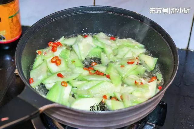 這菜叫做「水美人」,女性多吃這道菜,皮膚潔白細嫩,比同齡人年輕至少5歲!