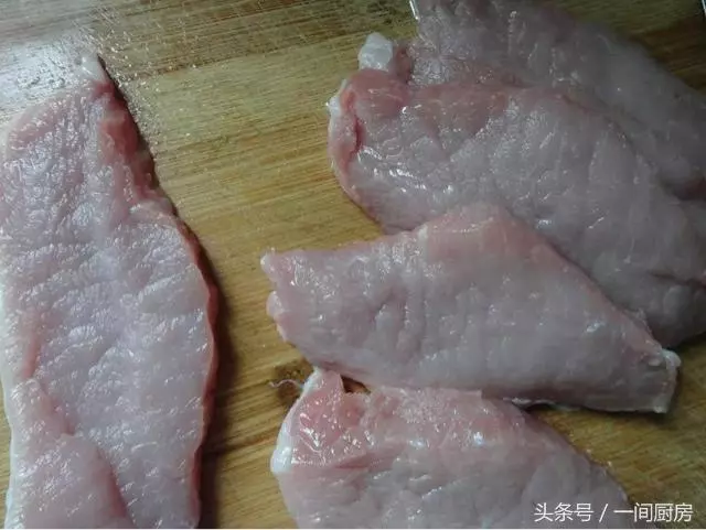 教你一個豬肉超好吃的做法,吃起來鮮嫩多汁,比奧爾良雞翅都好吃