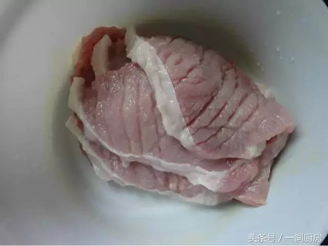 教你一個豬肉超好吃的做法,吃起來鮮嫩多汁,比奧爾良雞翅都好吃