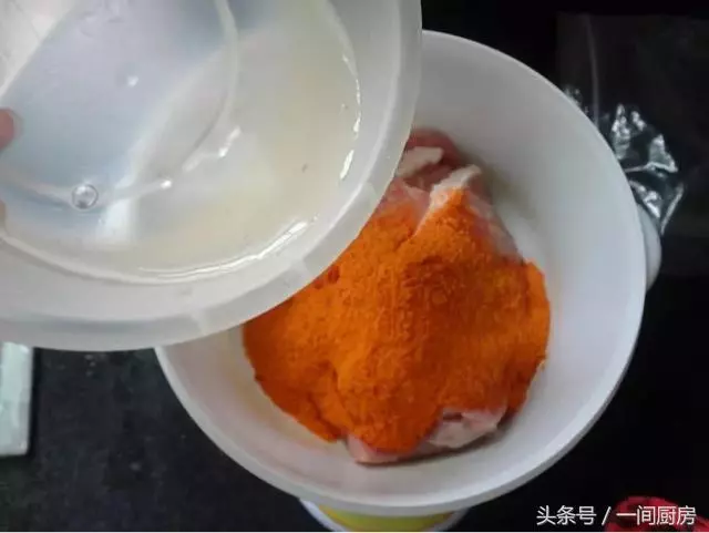 教你一個豬肉超好吃的做法,吃起來鮮嫩多汁,比奧爾良雞翅都好吃