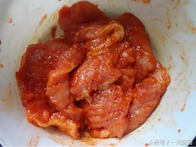 教你一個豬肉超好吃的做法,吃起來鮮嫩多汁,比奧爾良雞翅都好吃