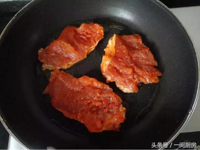 教你一個豬肉超好吃的做法,吃起來鮮嫩多汁,比奧爾良雞翅都好吃
