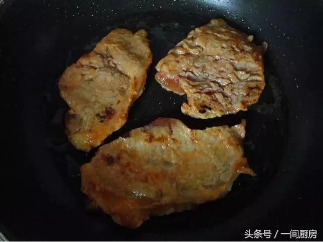 教你一個豬肉超好吃的做法,吃起來鮮嫩多汁,比奧爾良雞翅都好吃