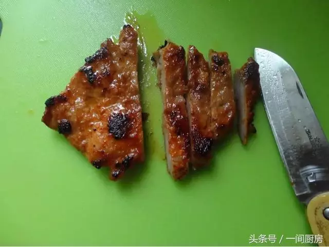 教你一個豬肉超好吃的做法,吃起來鮮嫩多汁,比奧爾良雞翅都好吃