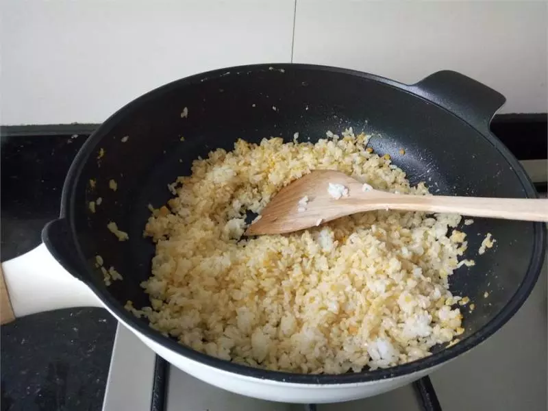 這個蛋炒飯真好吃,不用新鮮雞蛋炒,特別香,三口兩口就吃光一大碗!