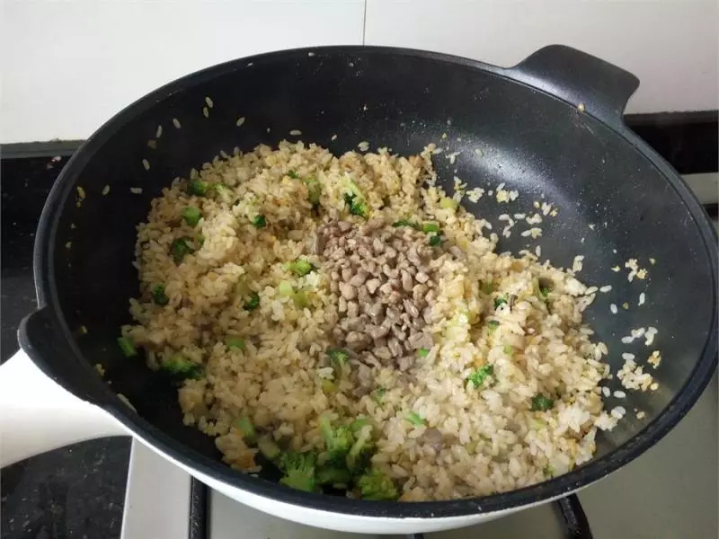 這個蛋炒飯真好吃,不用新鮮雞蛋炒,特別香,三口兩口就吃光一大碗!