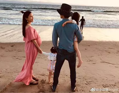 王力宏為3胎兒子休假2月,陪老婆海邊養胎,李靚蕾超大孕肚曝光!