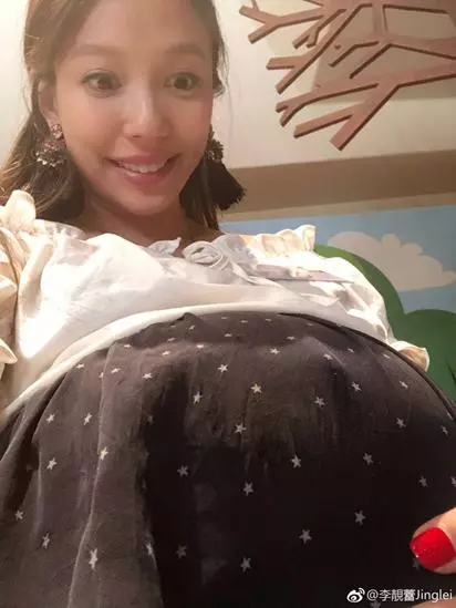 王力宏為3胎兒子休假2月,陪老婆海邊養胎,李靚蕾超大孕肚曝光!