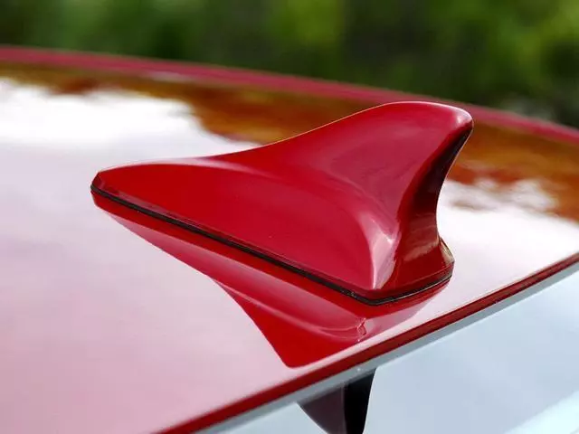 車頂上的「小尾巴」有什麼作用?汽車專家表示:「危急時刻能救人一命」千萬別輕忽! EZP9 生活網