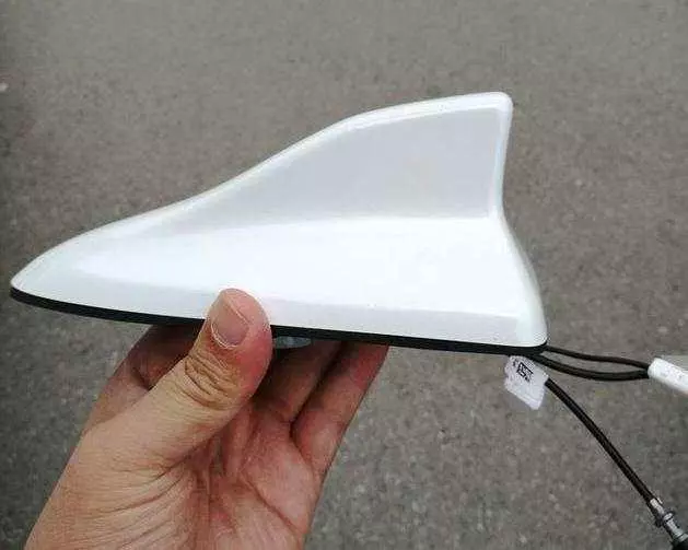車頂上的「小尾巴」有什麼作用?汽車專家表示:「危急時刻能救人一命」千萬別輕忽! EZP9 生活網