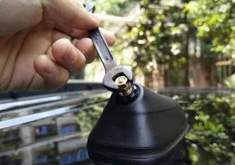 車頂上的「小尾巴」有什麼作用?汽車專家表示:「危急時刻能救人一命」千萬別輕忽! EZP9 生活網