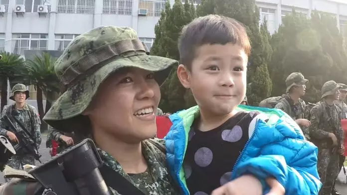 單親軍人媽「分別兒子11天」相見淚崩緊擁 行軍只能偷哭「辛酸回憶湧上心頭」網友也紅了眼眶 - 讀讀