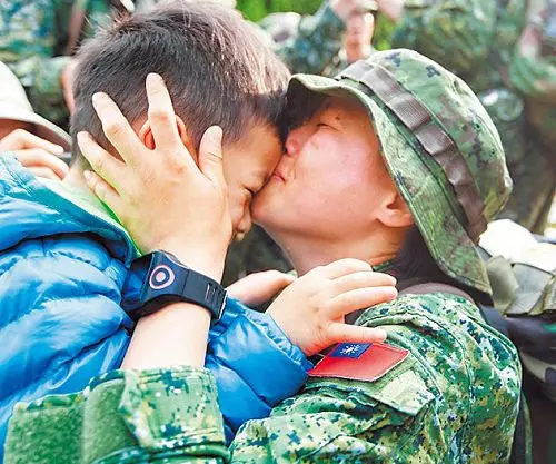 單親軍人媽「分別兒子11天」相見淚崩緊擁 行軍只能偷哭「辛酸回憶湧上心頭」網友也紅了眼眶 - 讀讀