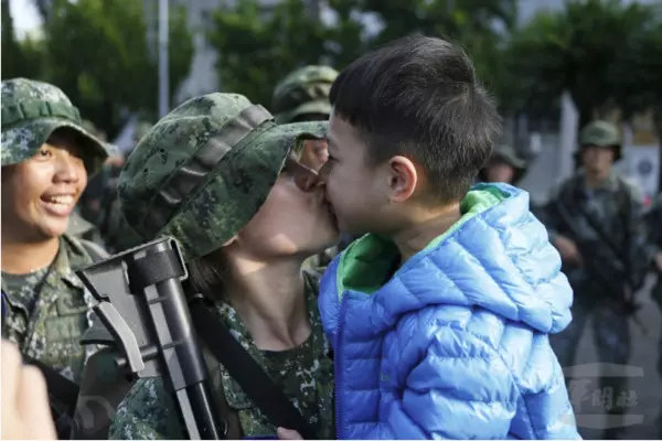 單親軍人媽「分別兒子11天」相見淚崩緊擁 行軍只能偷哭「辛酸回憶湧上心頭」網友也紅了眼眶 - 讀讀