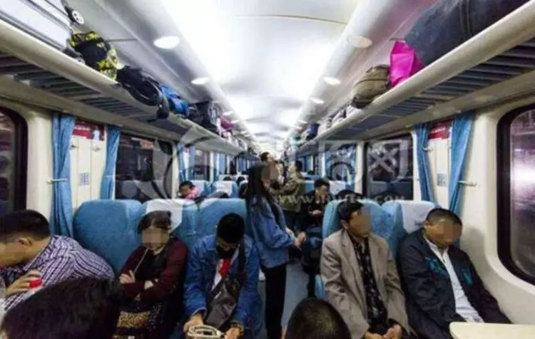 火車上一男子抱5歲女孩進廁所2小時未出!乘警強制開門 看到這一幕大家眼圈都紅了 - 讀讀