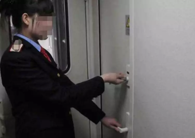 火車上一男子抱5歲女孩進廁所2小時未出!乘警強制開門 看到這一幕大家眼圈都紅了 - 讀讀