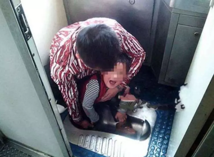 火車上一男子抱5歲女孩進廁所2小時未出!乘警強制開門 看到這一幕大家眼圈都紅了 - 讀讀