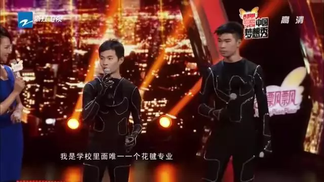 孝心感動天!毽球國手「揹著母親一起上學」 媽媽看完他的表演寫了一封信:我會盡力好起來 - 讀讀