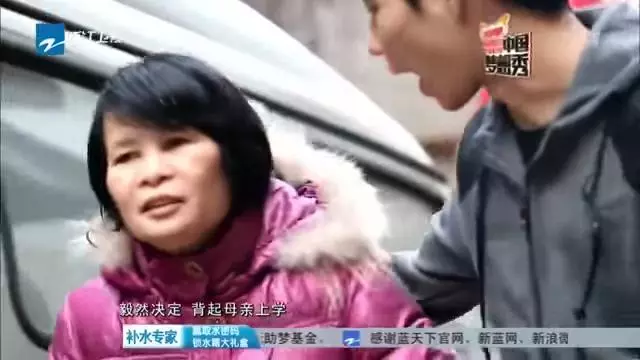 孝心感動天!毽球國手「揹著母親一起上學」 媽媽看完他的表演寫了一封信:我會盡力好起來 - 讀讀