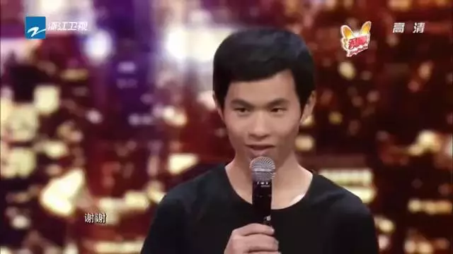 孝心感動天!毽球國手「揹著母親一起上學」 媽媽看完他的表演寫了一封信:我會盡力好起來 - 讀讀