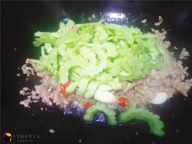 苦瓜和它一起做,原來這麼好吃,小朋友都愛上吃苦瓜了
