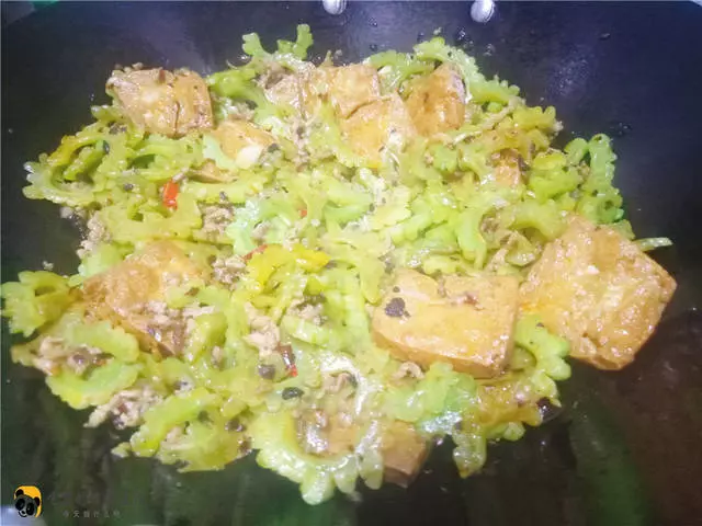 苦瓜和它一起做,原來這麼好吃,小朋友都愛上吃苦瓜了