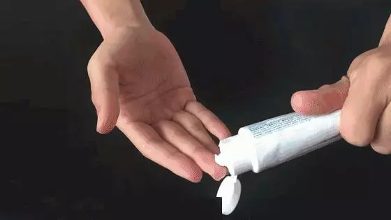 睡前把牙膏塗抹在腳底,沒想到還有這個妙用!