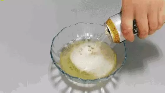 睡前把牙膏塗抹在腳底,沒想到還有這個妙用!